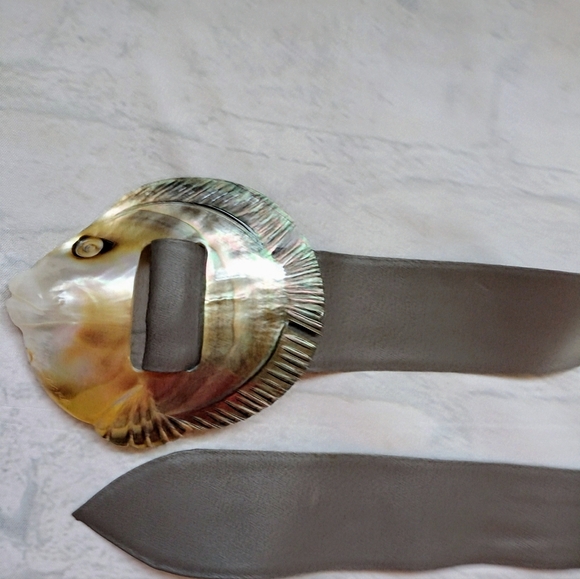 Elegant Fish Mother Of Pearl Design Belt with Iridescent Gray Leather Retro Vtg - Picture 7 of 11